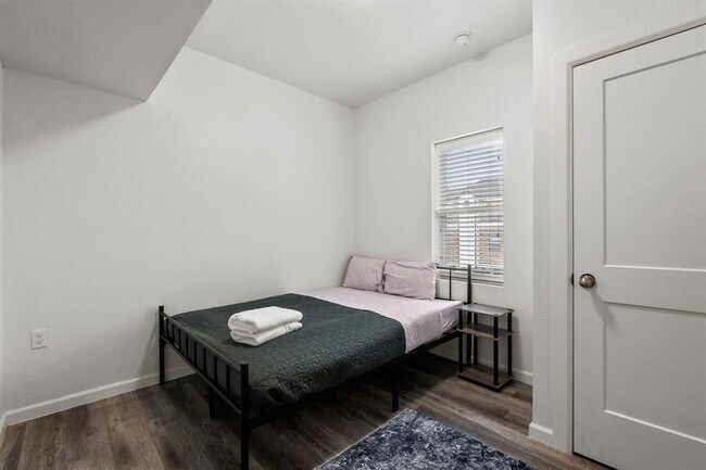 Building Photo - 911 W 22nd St