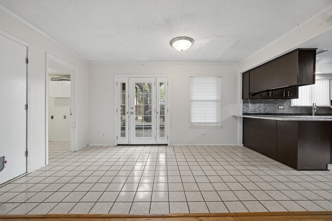 Building Photo - Happiness on Harcourt!