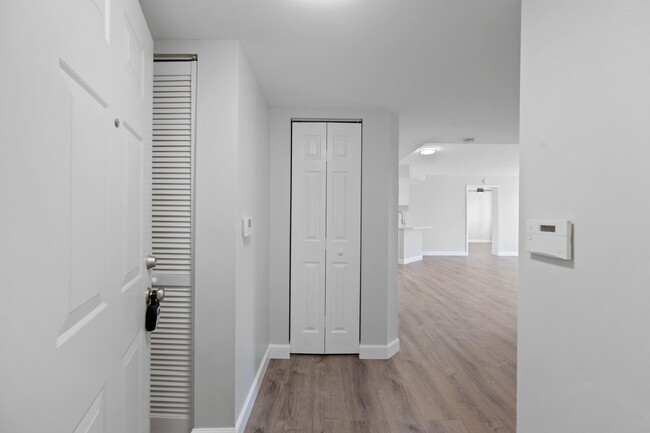 Building Photo - 500 Crestwood Ct N