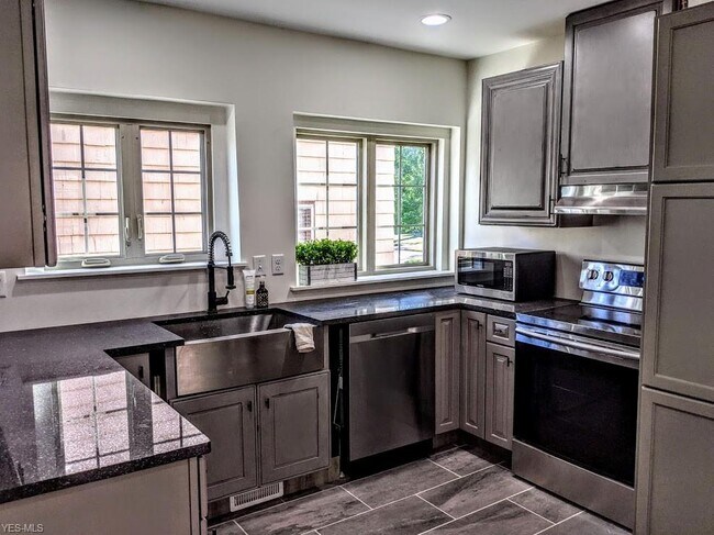 Building Photo - 3553 Ingleside Rd