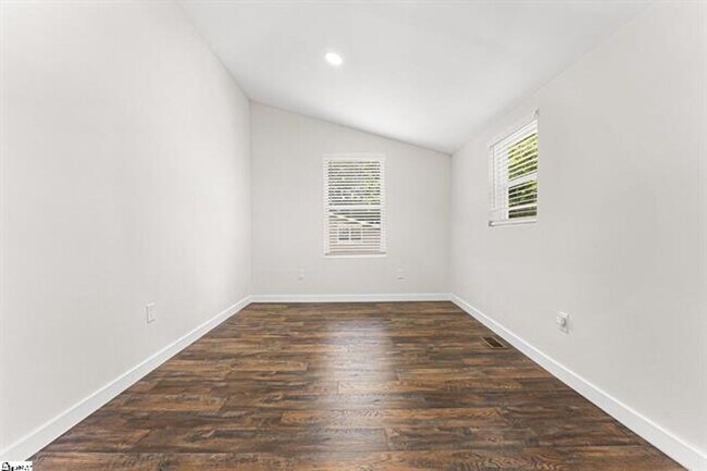 Building Photo - 2 Bed, 2 Bath Fully Renovated Home Available in Greenville