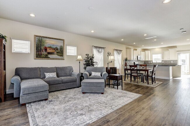 Building Photo - Massive 4 BR/2 Full BA & 2 Half BA EOG Tow...