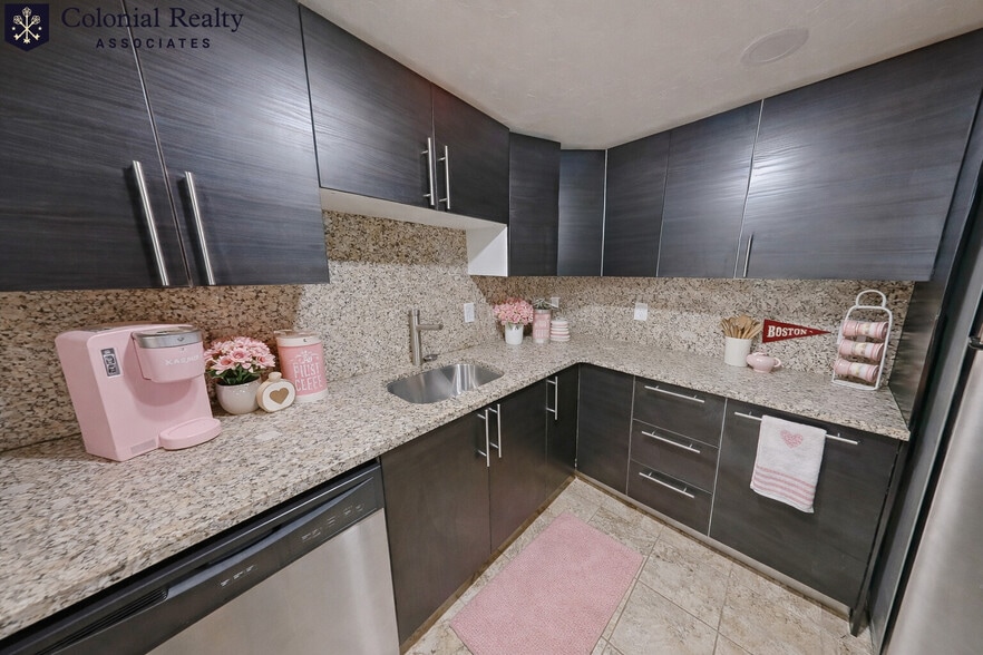 Building Photo - 73 Thatcher St