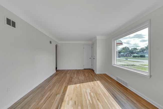 Building Photo - 14521 Trenton Rd