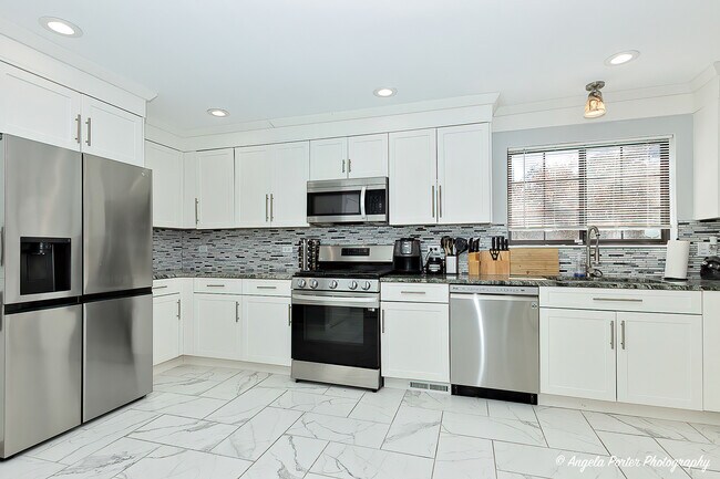 Building Photo - 638 Dordan Ct