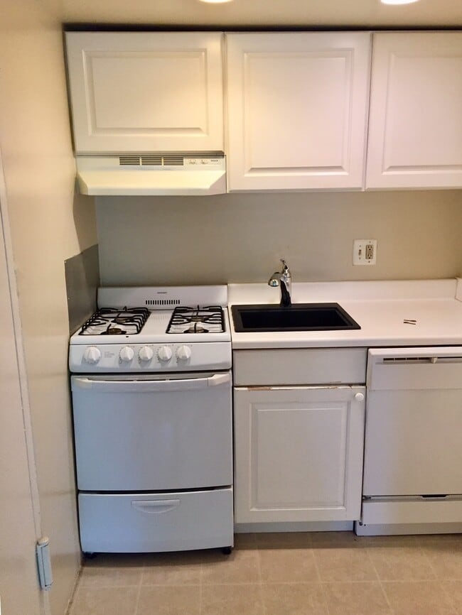 Building Photo - An Efficiency Apartment on the Third Floor...