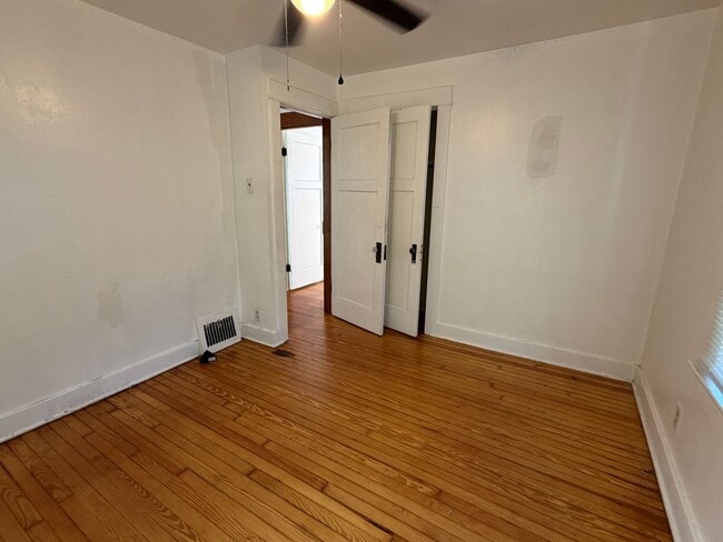 Building Photo - Cute 2 bedroom/1 bath Bunglow with garage in Dayton