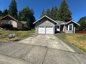 Building Photo - 3 Bedroom, 3 Bathroom House - Walking distance to the beach