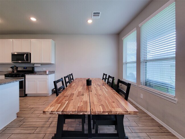 Building Photo - 24811 Crimson Pine Dr