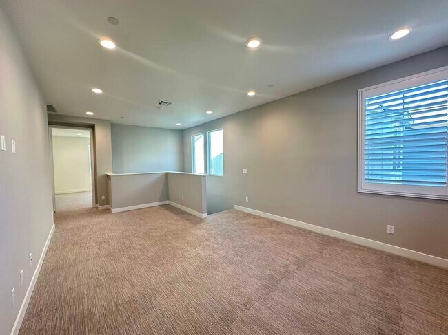 Building Photo - 4 BEDROOM HOME FOR LEASING IN Ontario