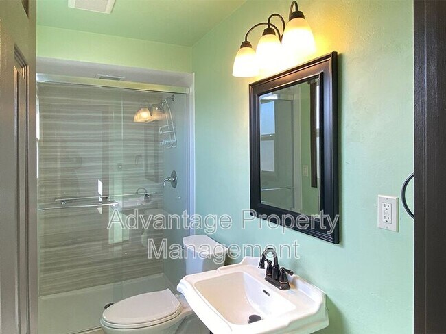 Building Photo - 1410 SE Powell Way