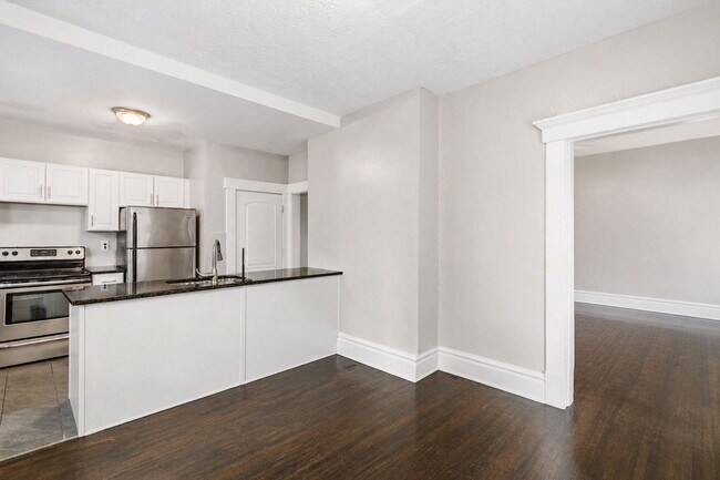 Building Photo - 24 E Blake Ave