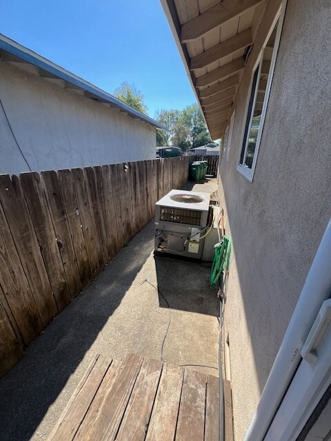 Building Photo - 39 Santos Way