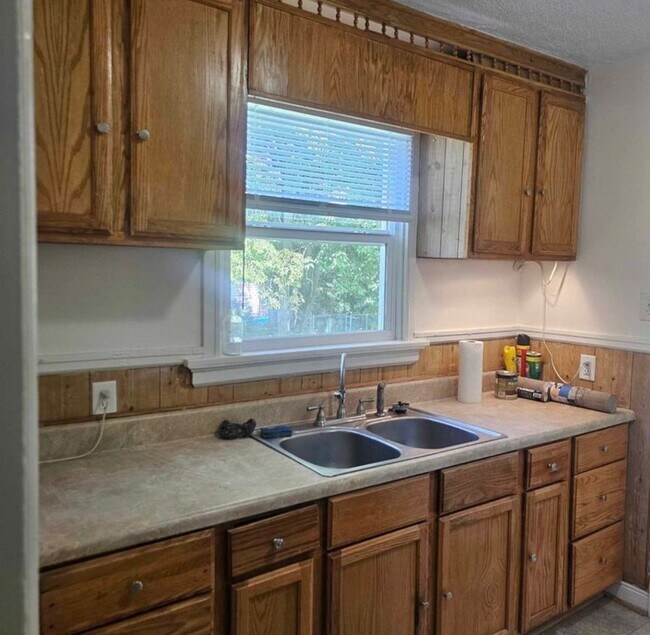 Building Photo - 3 bed house in Fulton Hill! Enjoy the beautiful neighborhood, central hvac, laundry, yard!