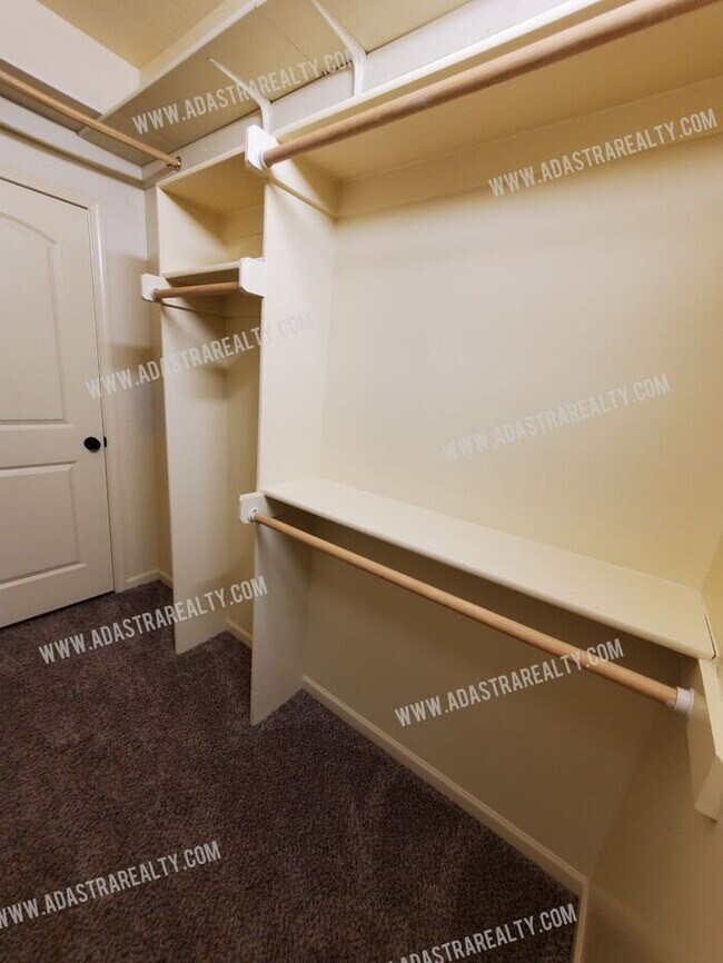 Building Photo - Beautiful and Spacious Olathe Townhome-Available in APRIL!!!