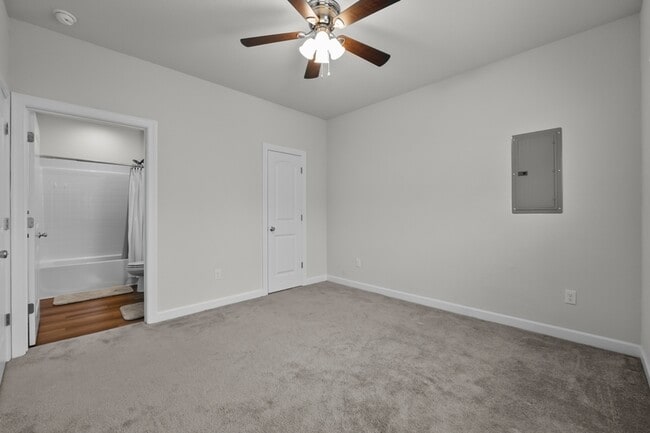 Building Photo - 824 Somb Moore Ways