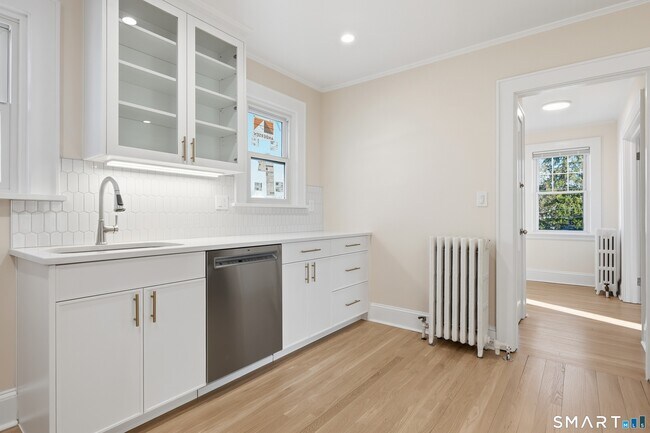 Building Photo - 44 Lorraine Terrace