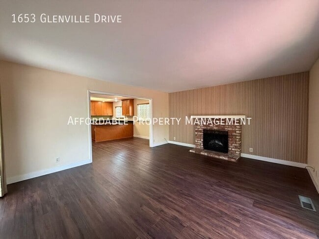 Building Photo - 1653 Glenville Dr