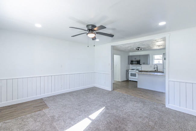 Building Photo - 301 E Dumble St