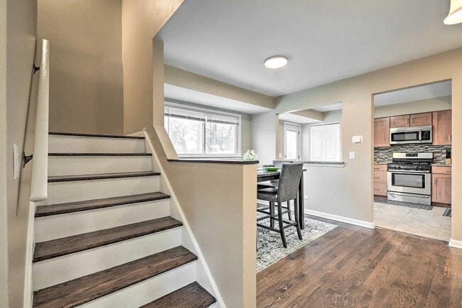 Building Photo - 505 E Valley Ln