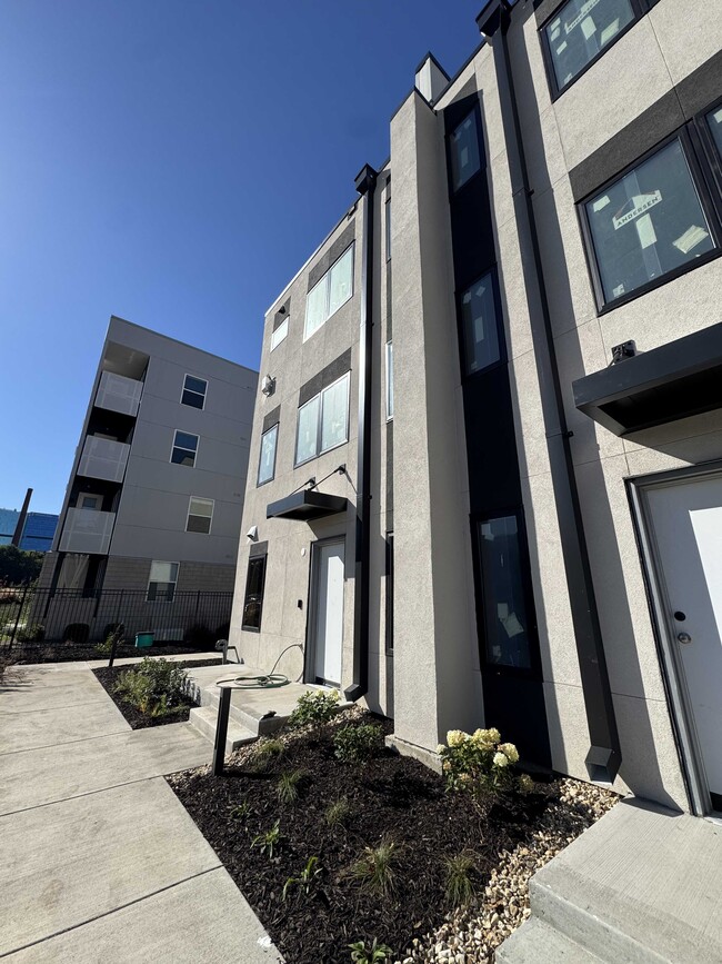 Building Photo - 537 E 19th St