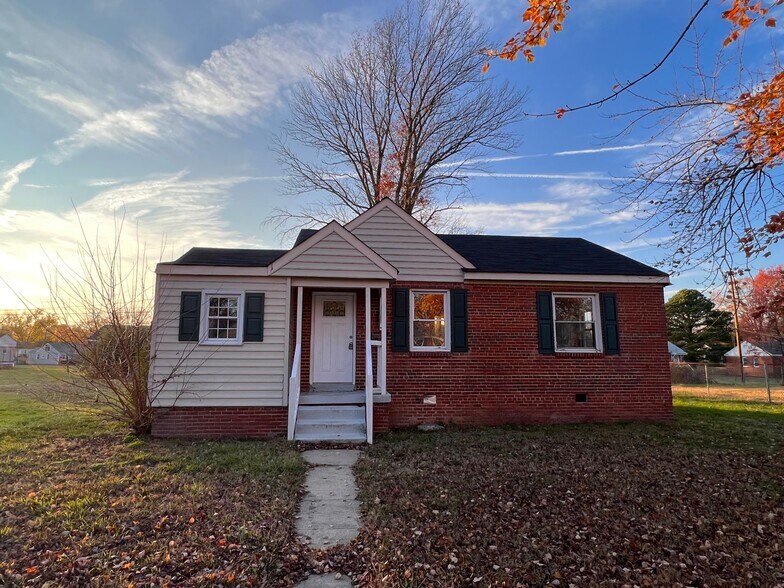 Primary Photo - 4608 Eastover Ave
