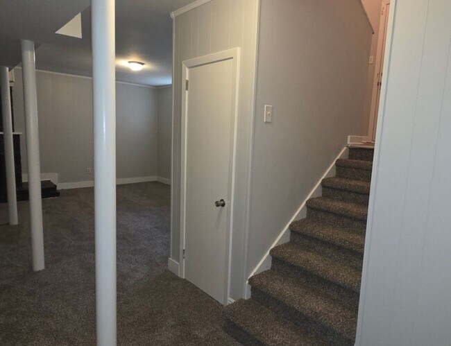 Building Photo - Large Family Home - Move In Ready!