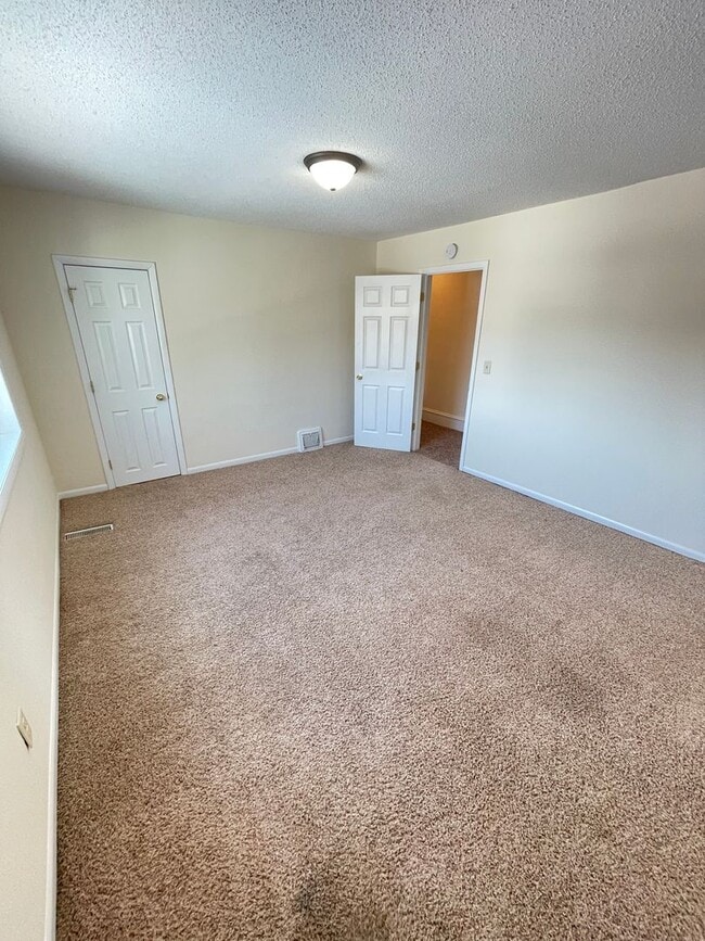 Building Photo - AVAILABLE JUNE 1st - 3 Bed, 1 bath House!