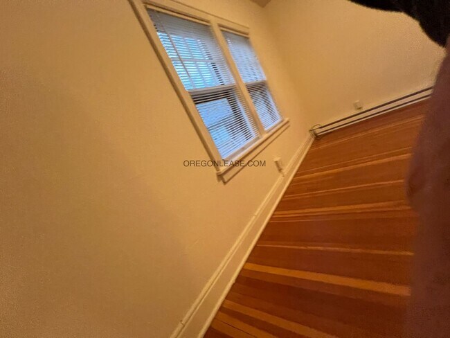 Building Photo - Large One bedroom downtown Eugene Apartment
