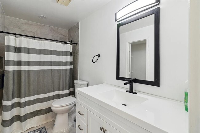 Building Photo - 5242 Cedarhurst Dr