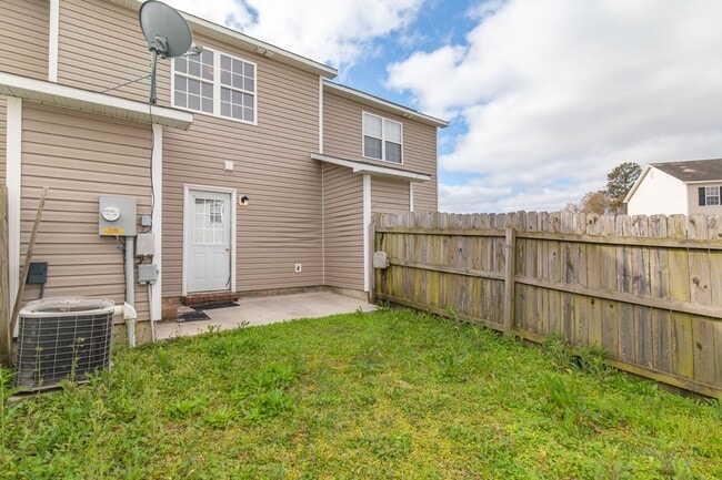 Building Photo - 2 Bed 2.5 Bath Townhome