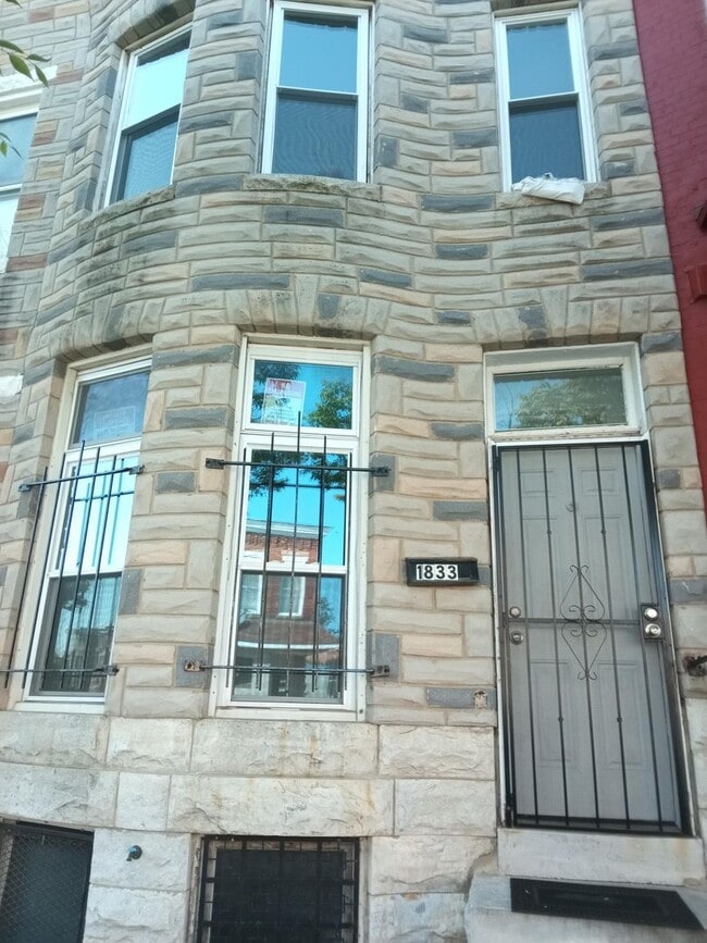 Primary Photo - Large lovely 3BR, 1.5 bathroom home
