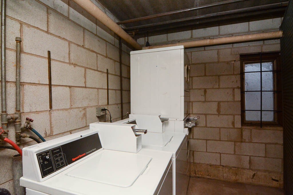 Building Photo - 622 W Wellington Ave