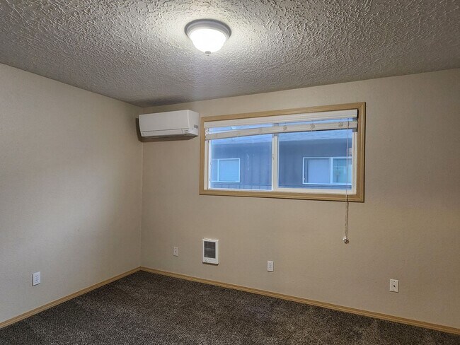 Building Photo - HALF  OFF  1ST  FULL  MONTH'S  RENT   Pet-friendly Townhouse Near Parks and Downtown Newberg