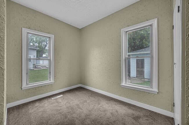 Building Photo - 402 Nicholson St