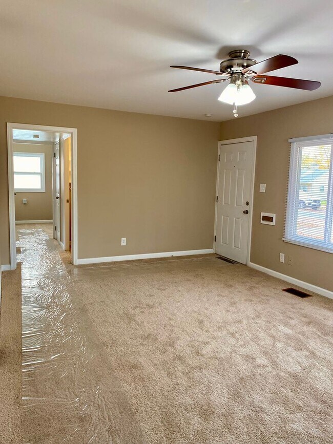 Building Photo - Move In Ready! Beautiful 3B 1b home in Lindenwood Park