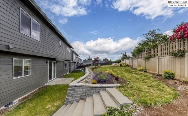 Building Photo - Banyan Grove, Bremerton: Charming 4-Bedroo...