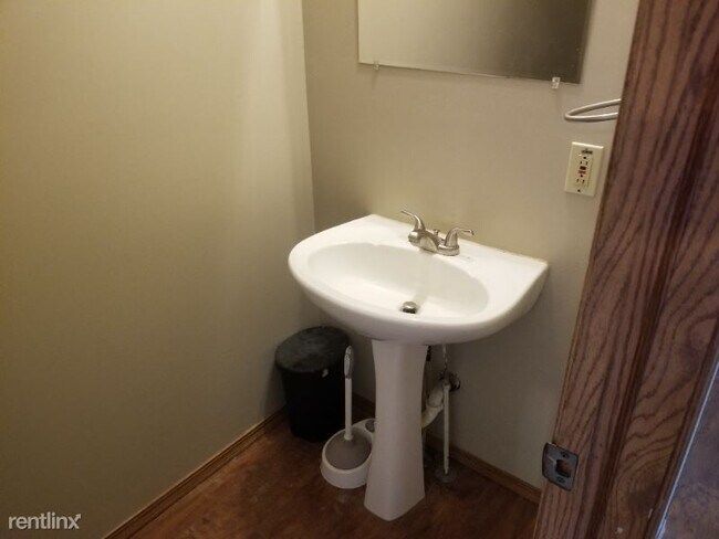 Building Photo - 2 br, 1.5 bath Townhome - 323 N. Madison