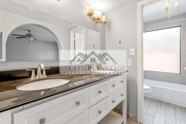 Building Photo - 2142 S Las Palmas