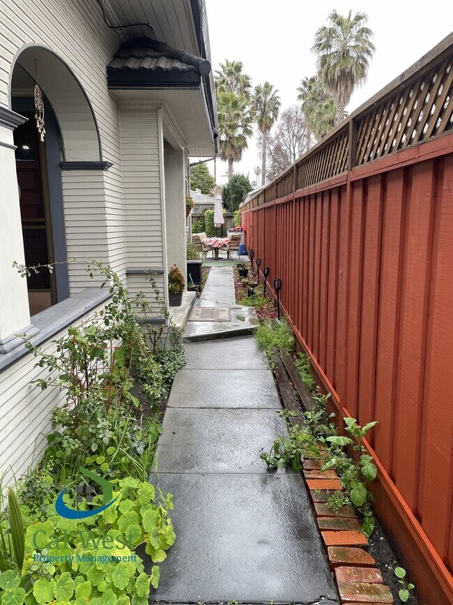 Building Photo - $2595 - 1Bed 1Bath Beautiful Duplex on a Tree Lined Street in the Rose Garden Area!
