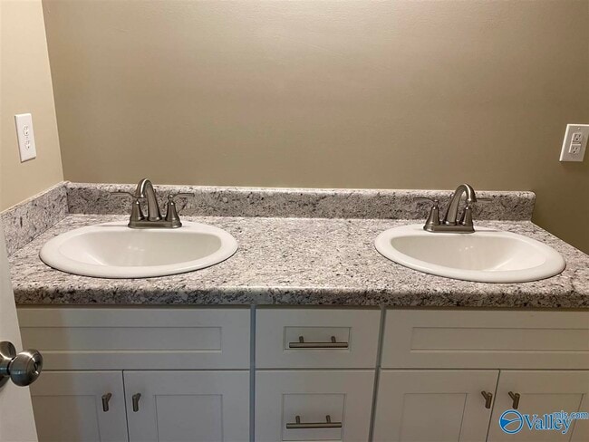 Building Photo - 223 Fern Bank Dr