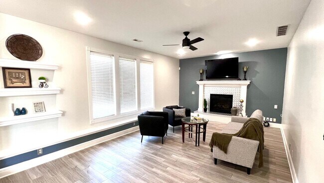Building Photo - COMING SOON!! HUGE Northland 4 Bed 2.5 Bat...