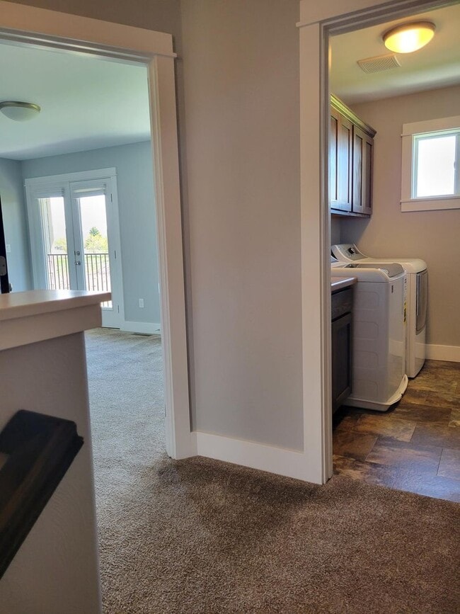 Building Photo - 3 Bedroom, 2 1/2 Bathroom Townhouse -2 weeks free rent with 1-year lease-