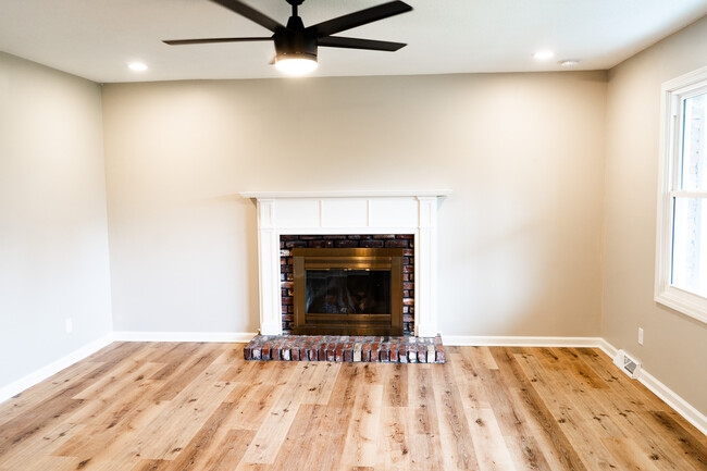 Building Photo - 4200 Crestfield Rd