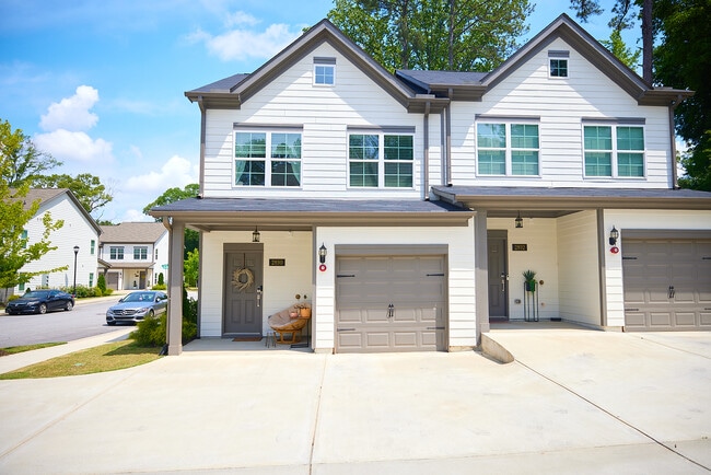 Building Photo - 2890 Regal Park Dr NW