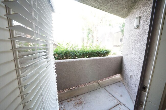 Building Photo - SHOWINGS AVAILABLE NOW