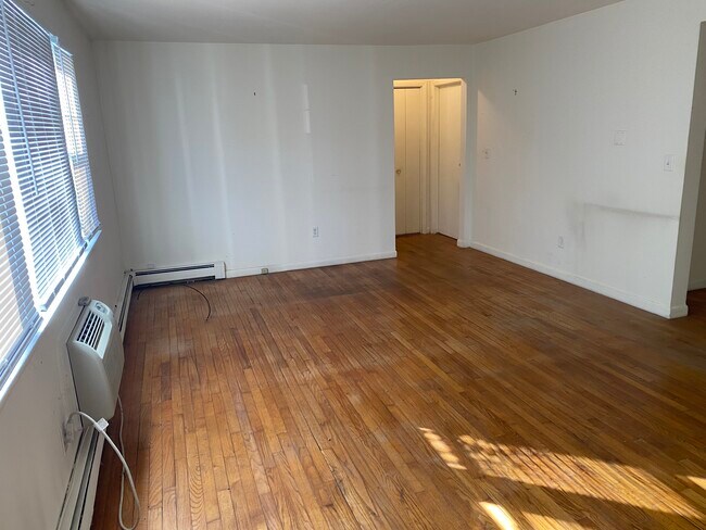 Building Photo - 136 S Chestnut St