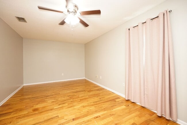 Building Photo - 4 Bedroom Home in Valparaiso- Near Eglin AFB