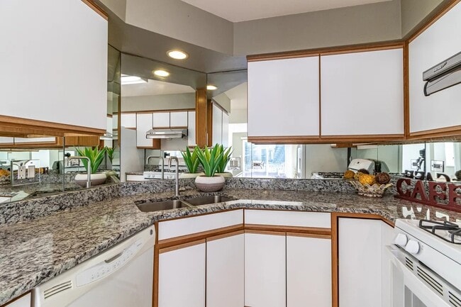 Building Photo - 1357 Newport St