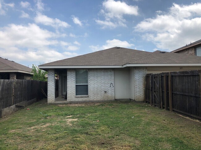 Building Photo - 833 Horseshoe Ct